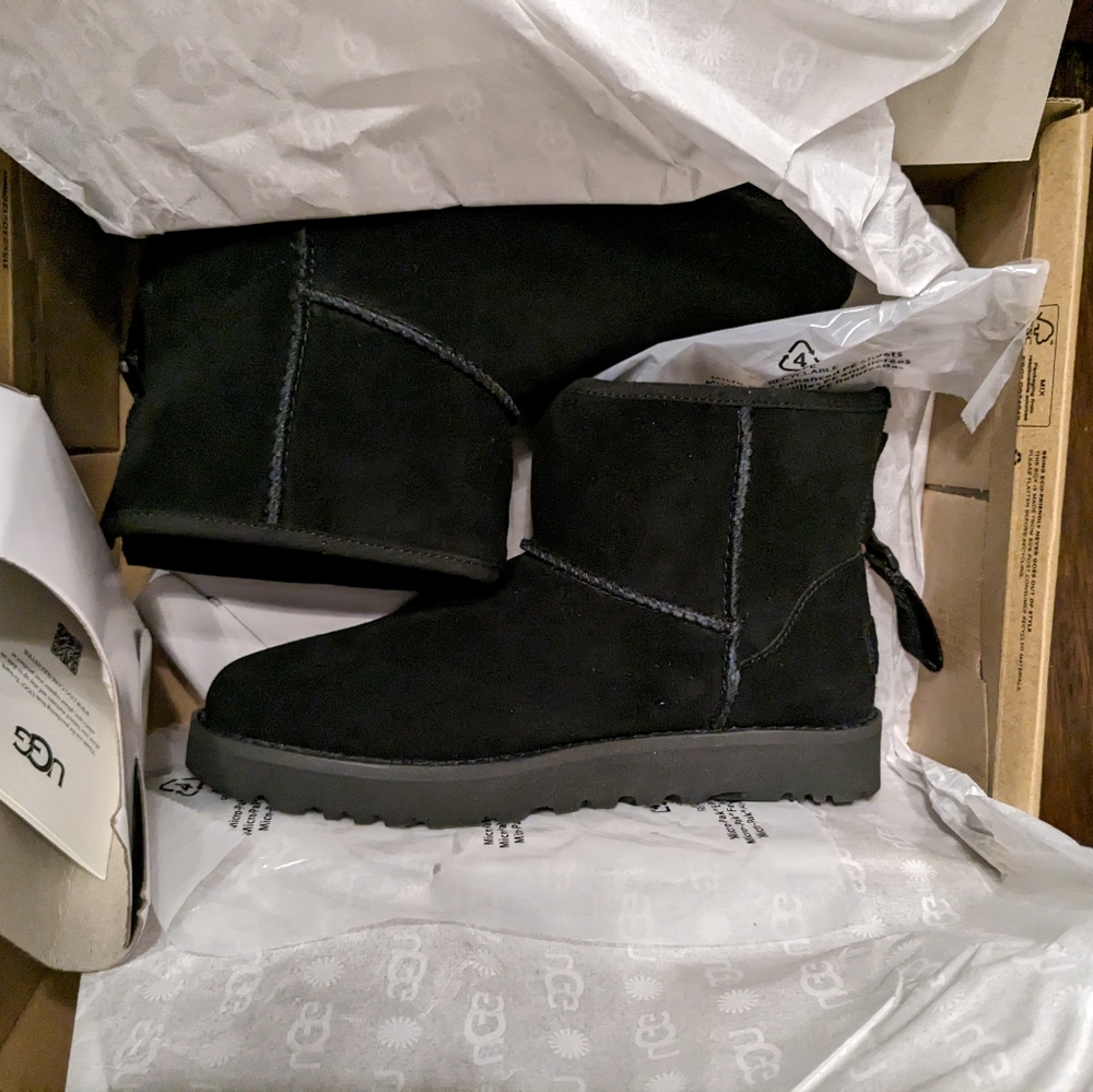 BNIB Women's Classic Logo Zip Mini Boots Black Size 5